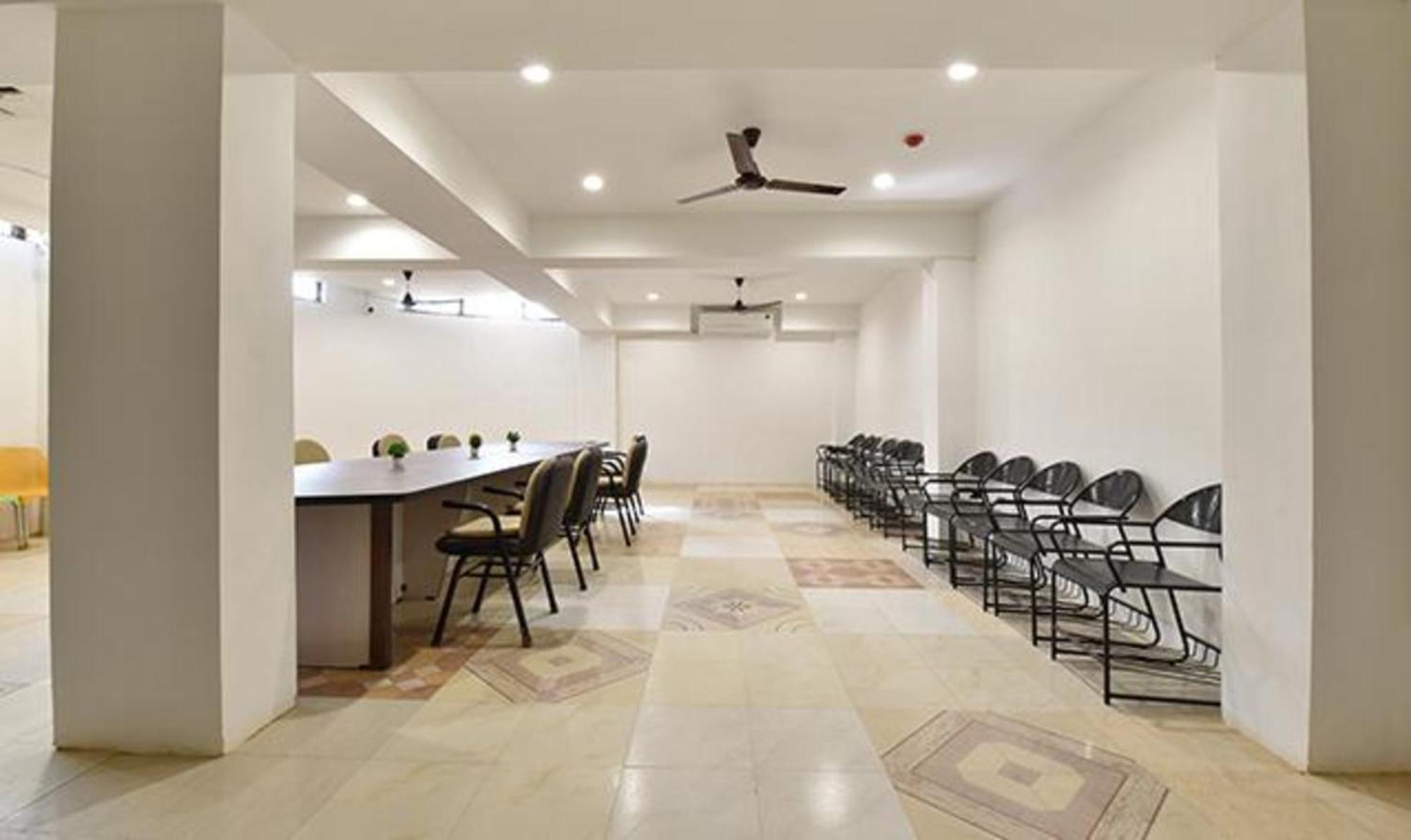 Collection O 88939 Siddharth Corporate Gandhinagar Exterior foto