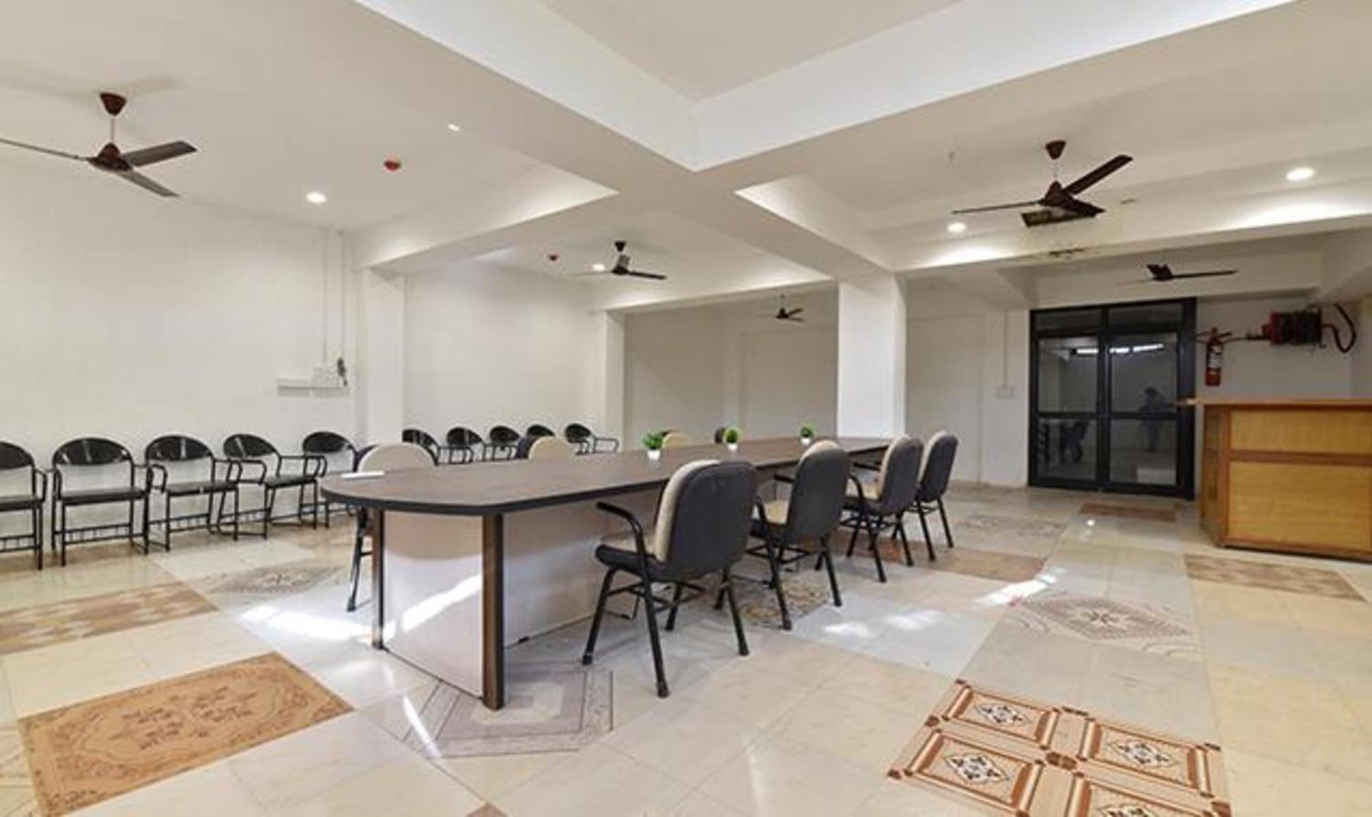 Collection O 88939 Siddharth Corporate Gandhinagar Exterior foto