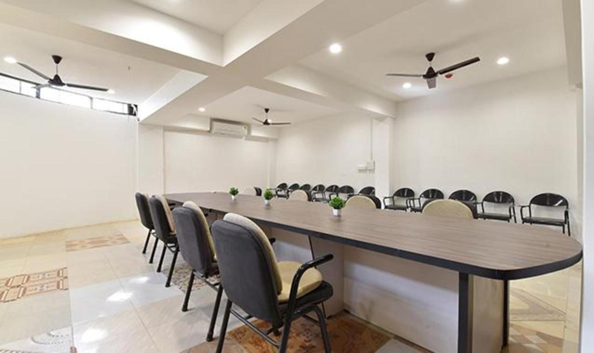 Collection O 88939 Siddharth Corporate Gandhinagar Exterior foto